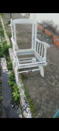 linda cadeira ? d balanço de madeira com molas uma relíquia estrutura de madeira ?