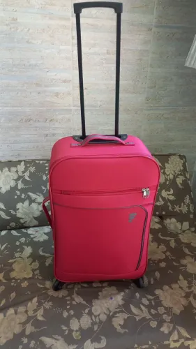 Mala vermelha semi nova,marrom com detalhe no suporte em baixo,bem conservada. zona sul