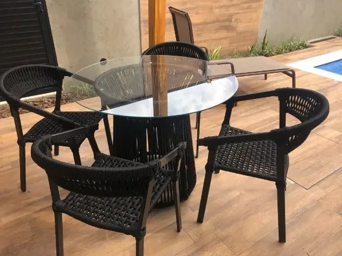 MESA PARA ÁREA EXTERNA COM TAMPO DE VIDRO E 4 CADEIRAS DE CORDA NÁUTICA