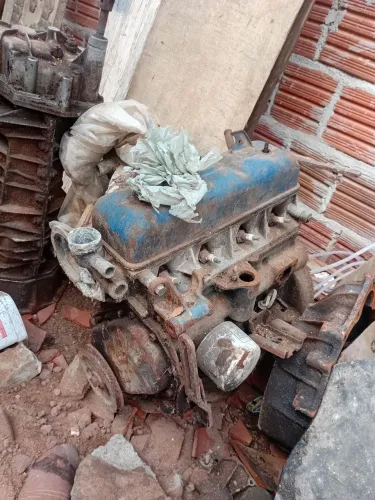 1 Motor Renault e 3 caixas de macha do Corcel