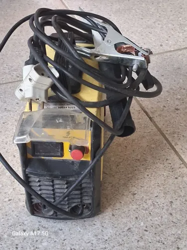Inversora 225 pro euro solda muito,fiz adaptaç?o de cabo e também tomadas na máquina.