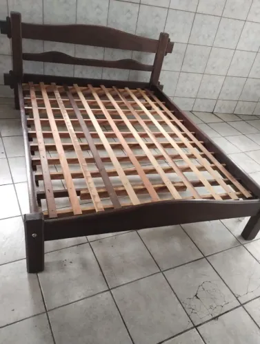 Cama de madeira casal