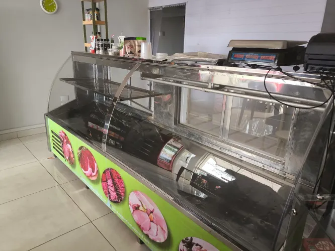 Balcão refrigerado 3mtrs com 15 bandeijas de inox e gancheira usado como novo
