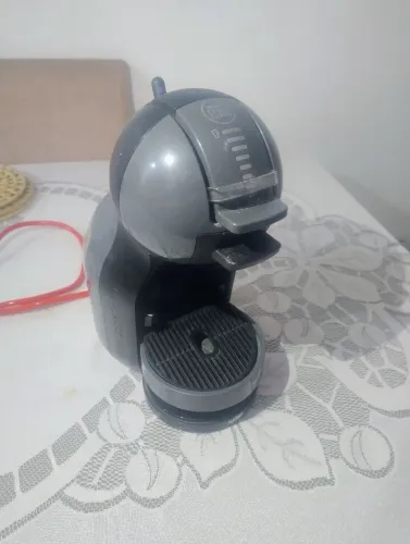 Dolce Gusto Mini Me + suporte para cápsulas