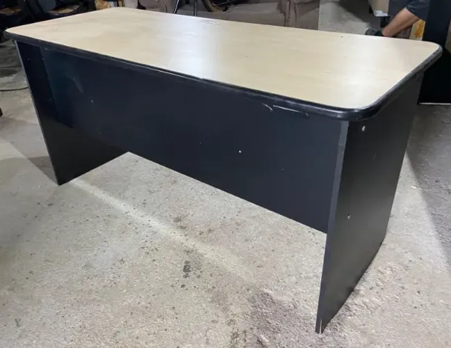 Escrivaninha de mdf, preta e amarela.