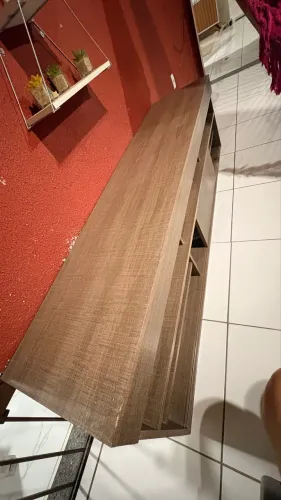 Painel e rack elegante para a sua sala