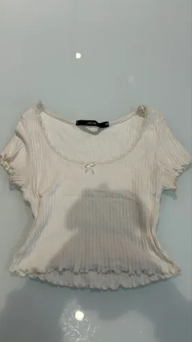 Blusa Cropped Canelada Off-White com Renda e Lacinho