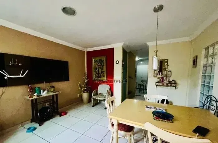 Casa geminada 03 quartos com suíte e 01 vaga de garagem no bairro Serrano.