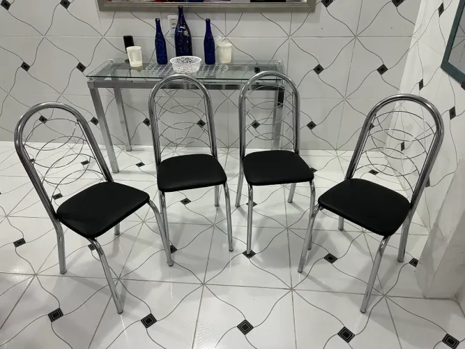 Kit 4 cadeiras cromadas com assento em courino preto