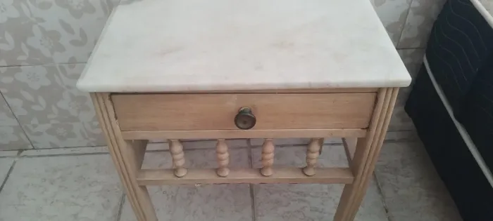 Mesinha de cabeceira com tampo de mármore 