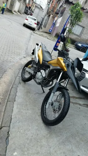 Vendo XRE impecável