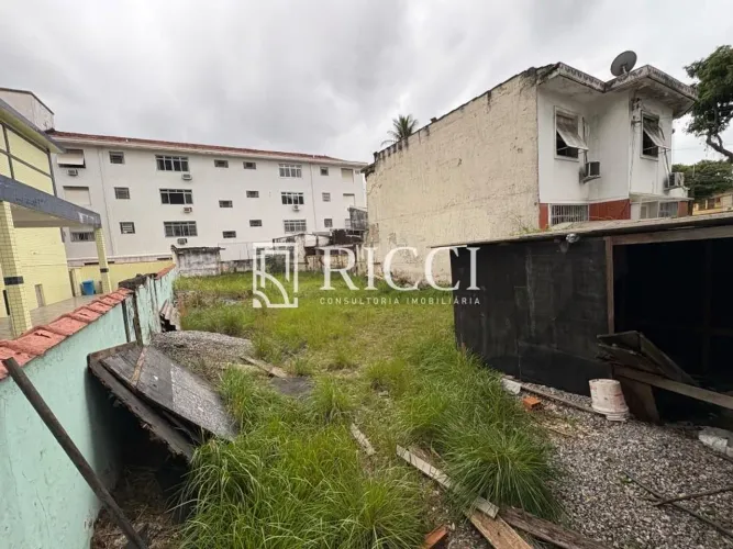 Terreno à venda no Gonzaga, Santos-SP: 300,00 m² de área esperam por você!