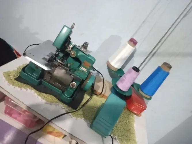 Máquina de costura overloque