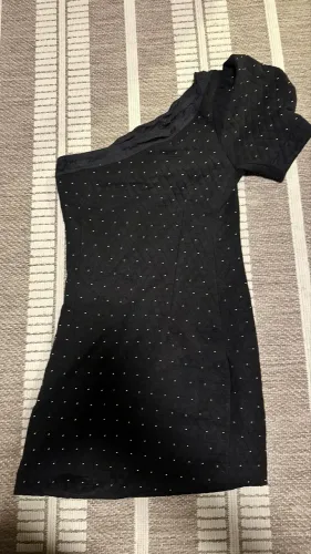 Vestido lindo preto com taxas douradas delicadeza e beleza juntos