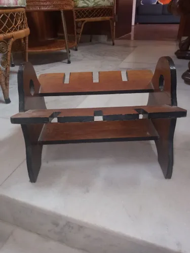 PORTA REVISTA E PORTA GARRAFAS DE MESA, APROXIMADAMENTE 30CM DE CADA LADOS