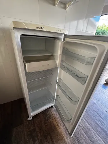 Geladeira bem conservada e funcionando