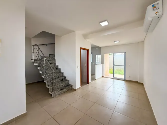 Sobrado à venda ou Locação no Cond. Parque Lombardia - 3 quartos, suíte, climatizado e pla