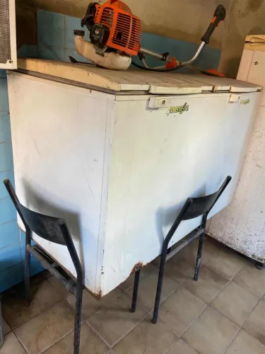 Vendo freezer duas portas com defeito 