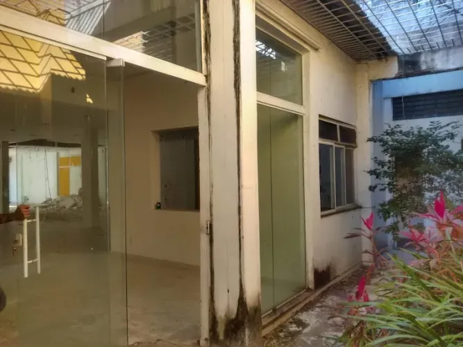 Lojão com 300 metros quadrados, com portas em Blindex e Grades,  Centro - Macaé - RJ