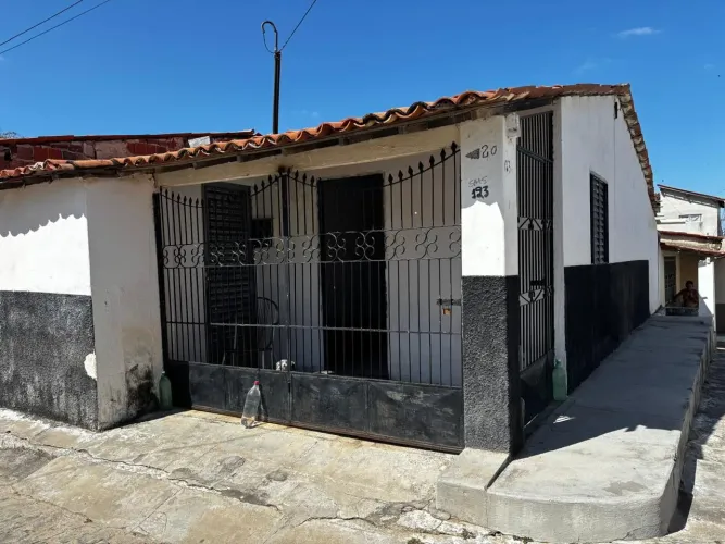 Vende-se uma casa.