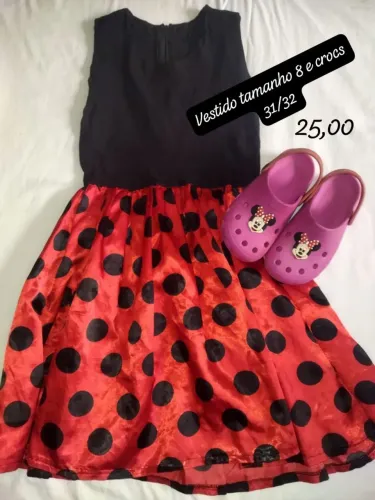 Vestido e Crocs.