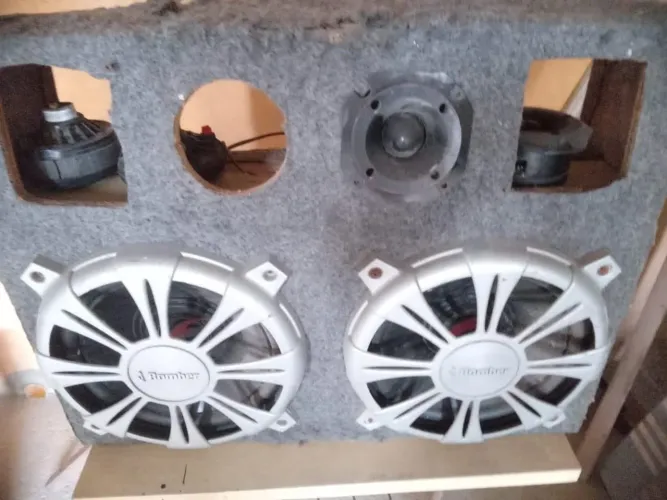 Caixa de som automotivo artesanal "caixa trio", contendo alto-falantes da marca Bomber. 