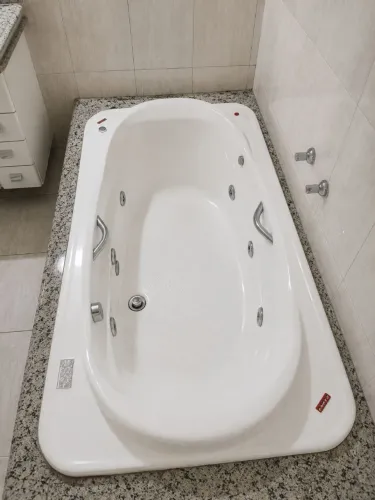Banheira de hidromassagem Darka usada com motor