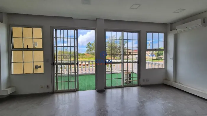 Sala para venda em Alphaville com varanda.