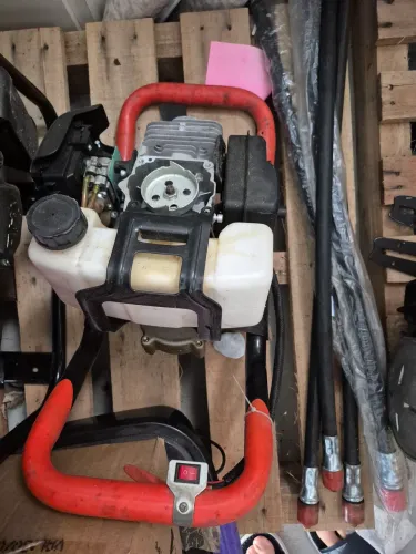 Perfurador de solo 52cc usado precisa de reparo