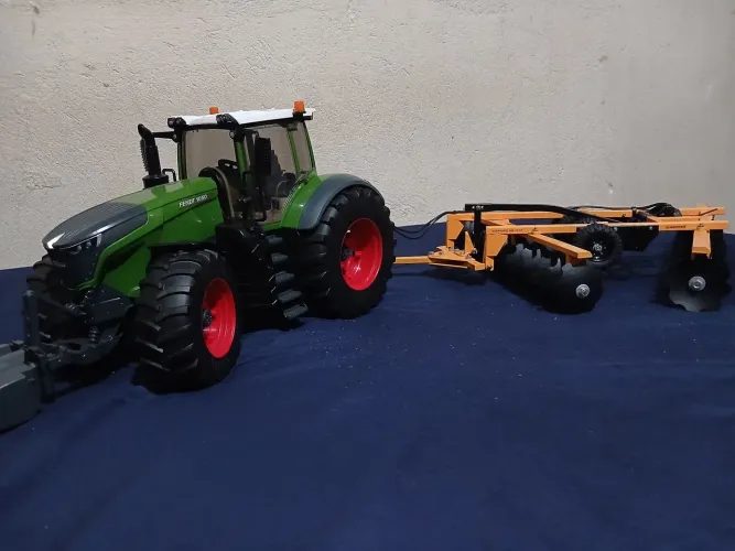 Trator Fendt 1050 Bruder + Grade Aradora