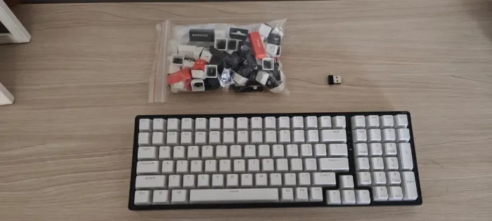Teclado mecânico Machenike K600G tri-mode, com keypads pudding + originais