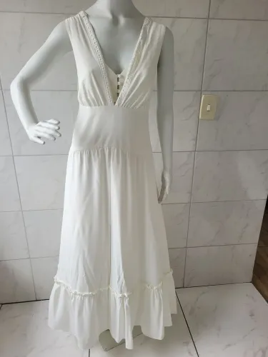 Lindo vestido off White usado somente uma vez.