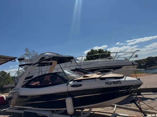 Lancha fs 22 pés cabinada com carretinha 