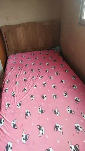 Cama de solteiro com o colchão 