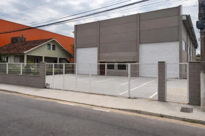 Galpão para aluguel, novo, em Biguaçu