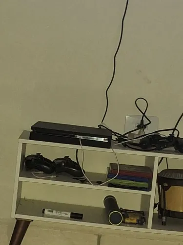 Vendo ps4 slim 500 gb e um controle , sem detalhes
