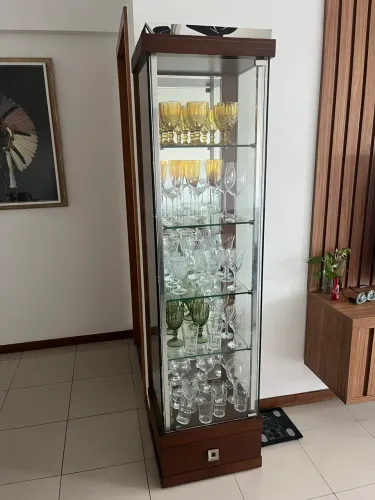 CRISTALEIRA EM MADEIRA E VIDRO R$ 900,00