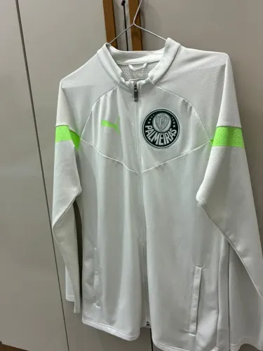 jaqueta puma palmeiras training 2023 masculina na cor branca com detalhes em verde-limão