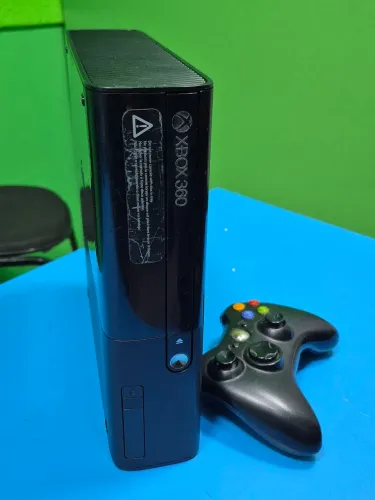 Xbox 360 Super Slim com jogos e desbloqueio Badavatar