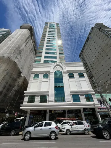 Vista mar Apartamento de 4 suites completamente mobiliado e 3 vagas de garagem Meia Praia