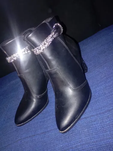 Vende-se bota semi nova usada uma única vez 