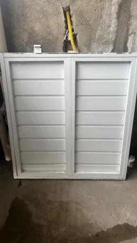 Janela de alumínio branco