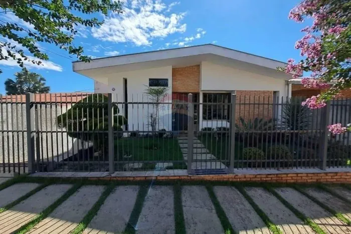 Casa térrea à venda com 4 quartos, sendo 1 suíte, 6 vagas - Jardim Paulista I - Jundiaí -