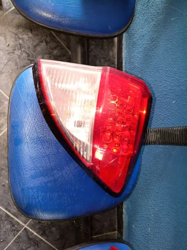 Vendo, lanterna HRV,astra,2012itens de salão, mesas 70x70 de mad. Cadeira d mesa brancas.