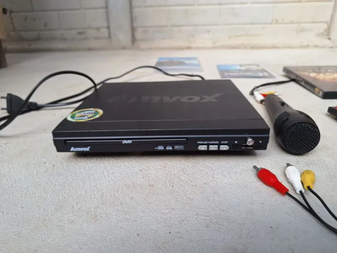 Dvd player com karaokê + dvds de filmes