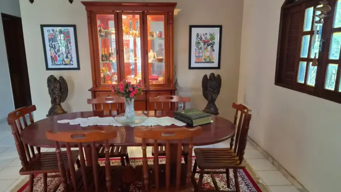 Mesa com 6 Cadeiras + Cristaleira toda em madeira