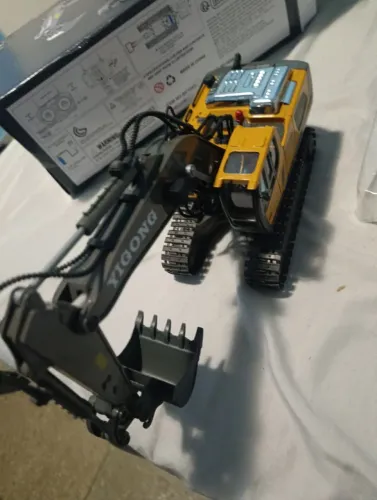 Vendo escavadeira de controle remoto realista