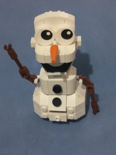 LEGO Olaf de bricks, aparentemente faltando poucas peças, como cabelo, pés e um botão