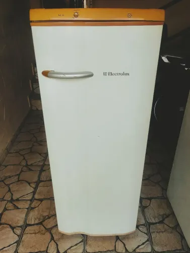 Vendo geladeira Eletrolux