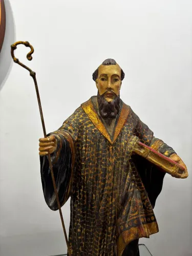 Imagem Sacra de São Bento em Madeira Policromada